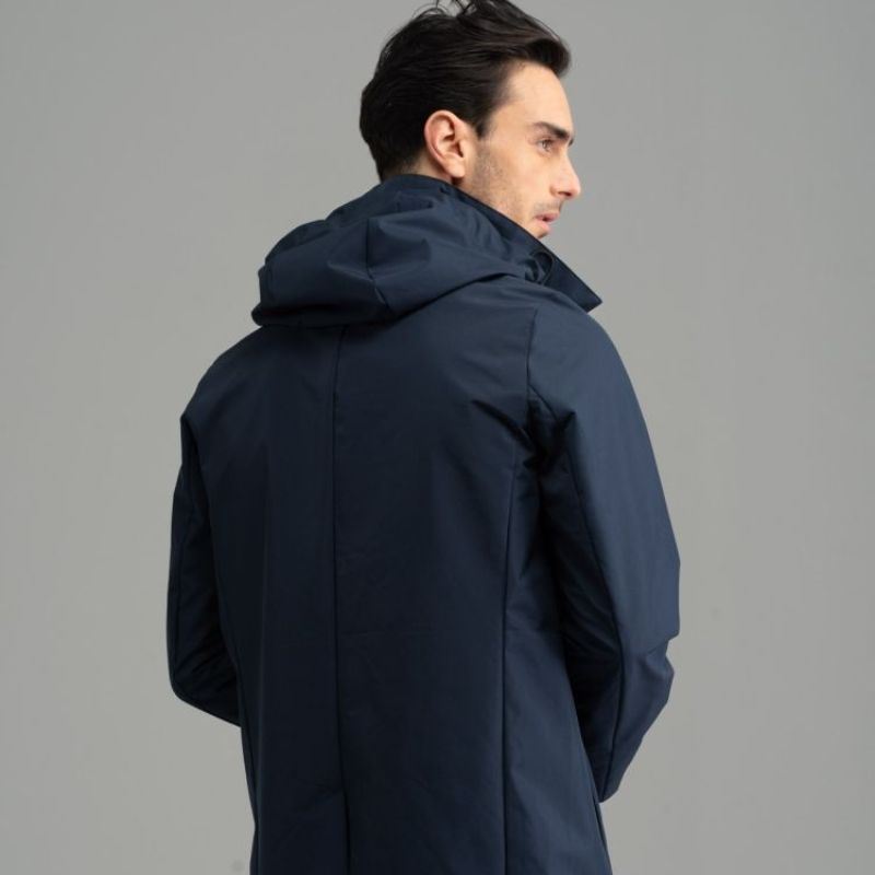 Ragazzo di spalle con spolverino blu con cappuccio